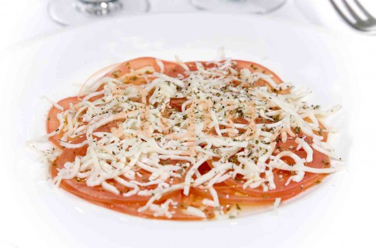 Carpaccio de tomate e mozzarella